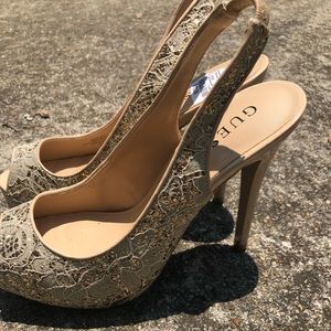 Guess pumps